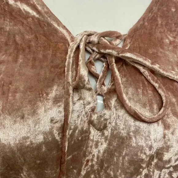 🆕Velzera Bell Sleeve Velvet Lace-Up Romper🆕 - Picture 9 of 13
